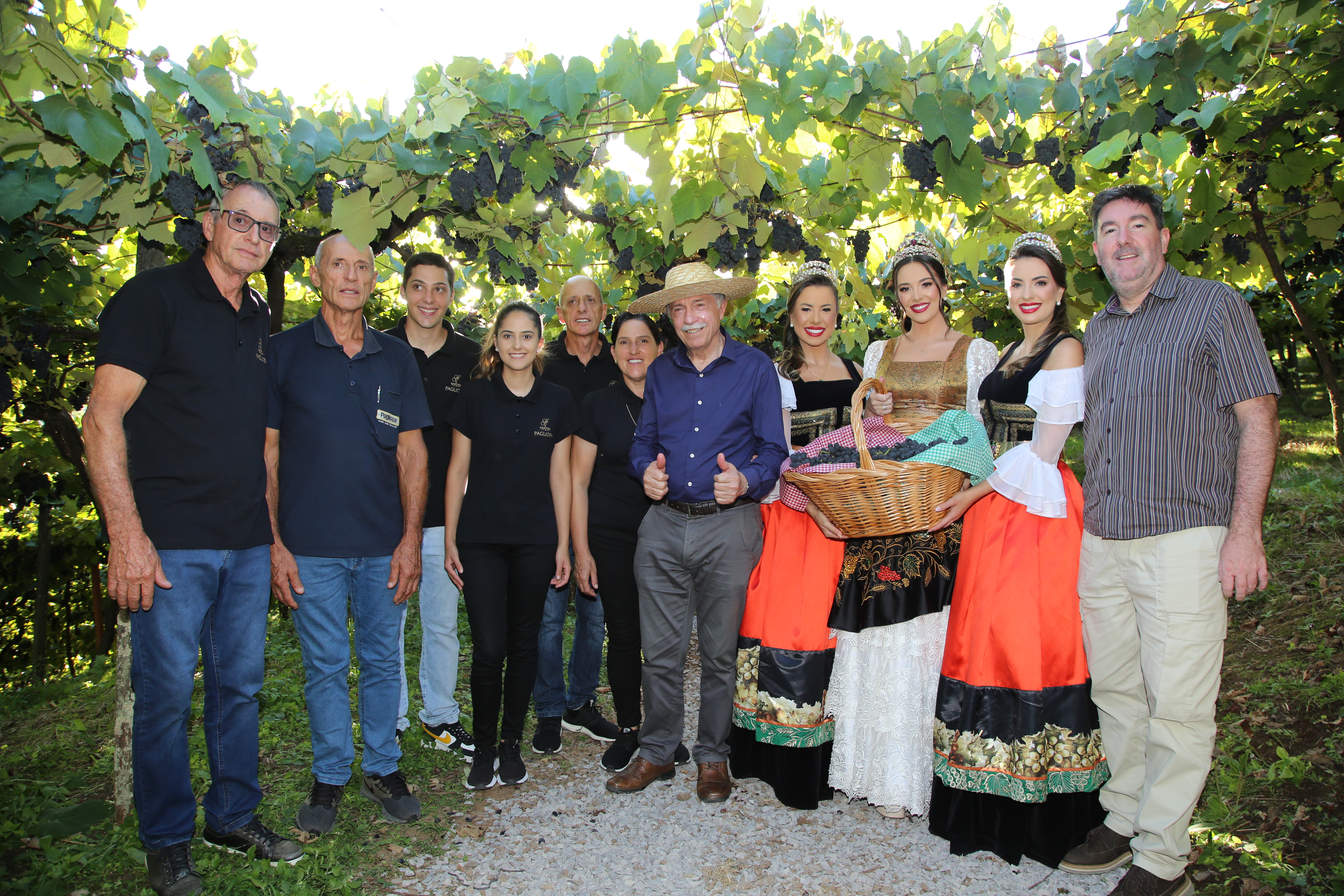 Rainha e princesas da Festa Nacional da Uva, prefeito de Caxias do Sul e presidente da Comissão Comunitária da Festa com integrantes da Família Pagliosa. Crédito Leandra Romani-1739049445.JPG